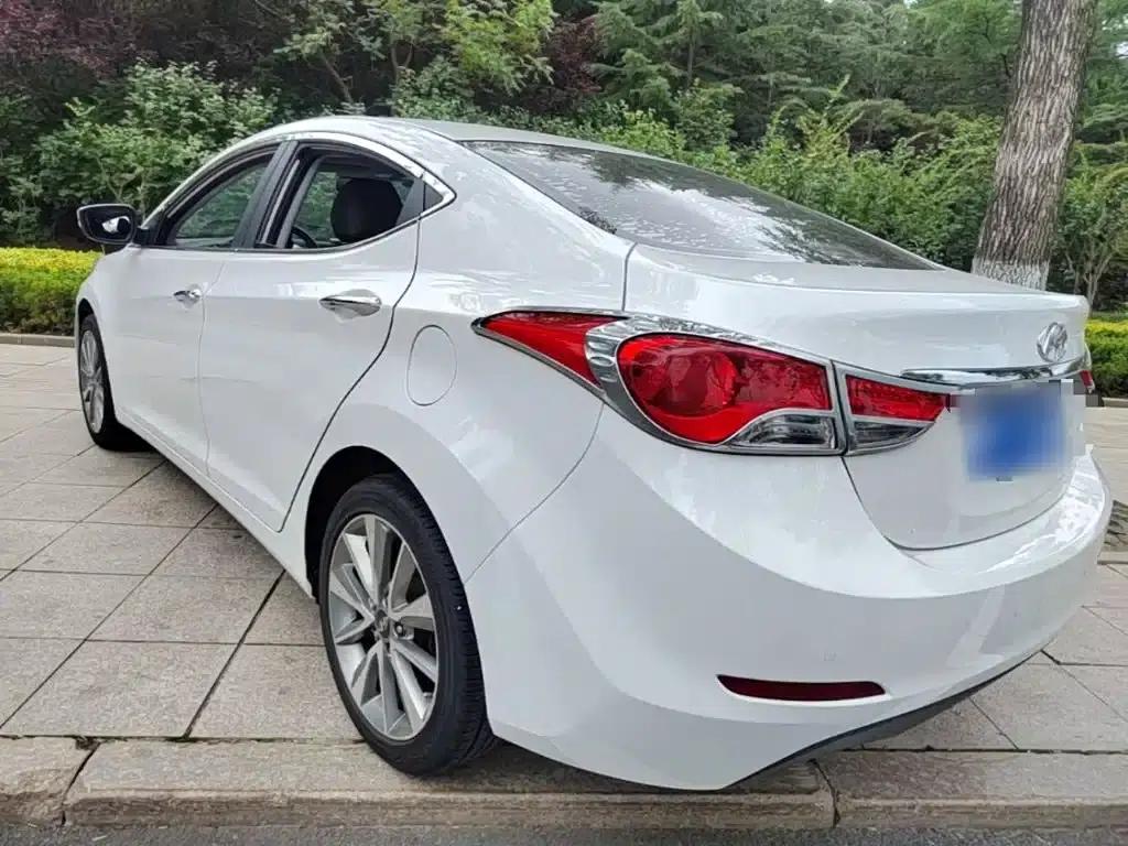 Hyundai Elantra 2015 1.6L Automatic Leading Edition — миниатюра 5