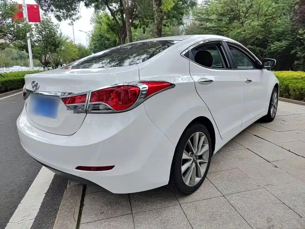 Hyundai Elantra 2015 1.6L Automatic Leading Edition — миниатюра 7