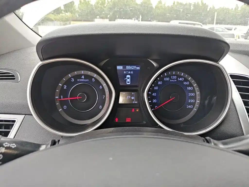 Hyundai Elantra 2015 1.6L Automatic Premium Edition — миниатюра 12