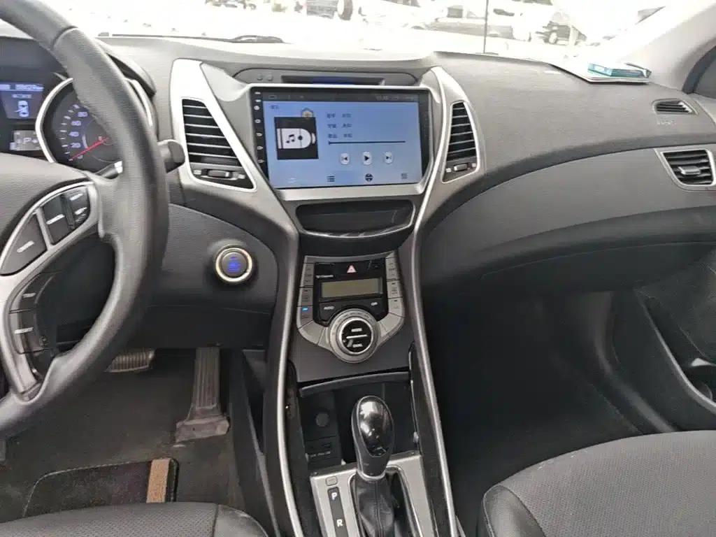 Hyundai Elantra 2015 1.6L Automatic Premium Edition — миниатюра 13