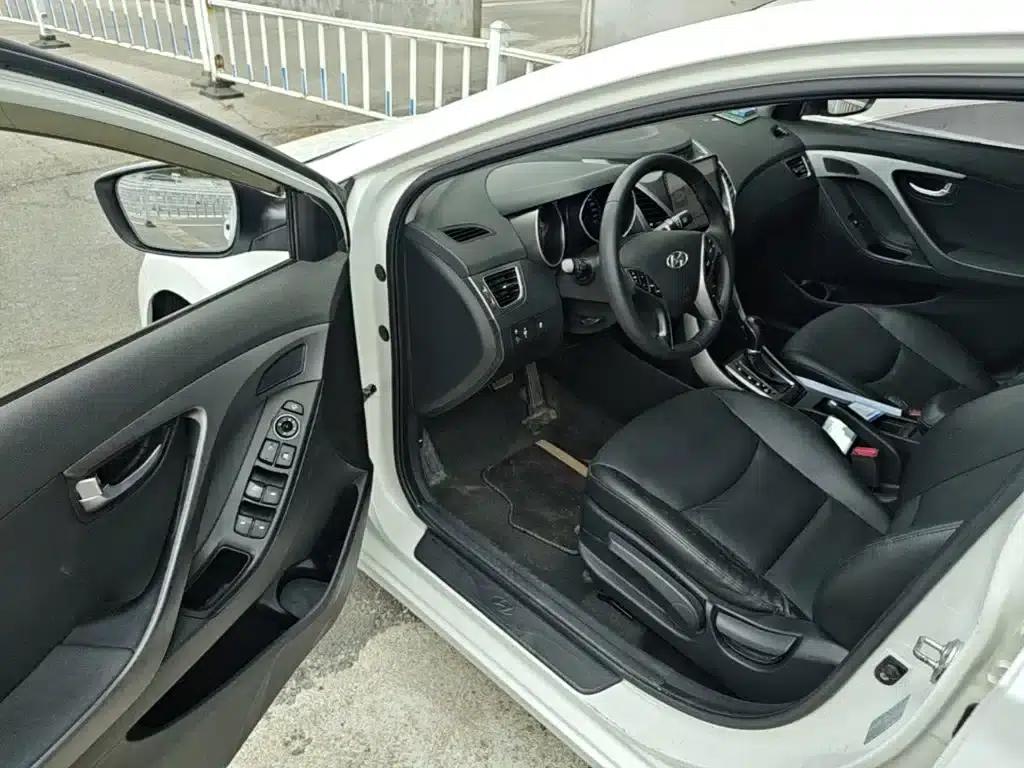 Hyundai Elantra 2015 1.6L Automatic Premium Edition — миниатюра 16