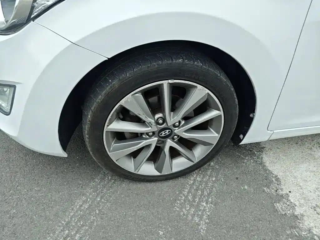 Hyundai Elantra 2015 1.6L Automatic Premium Edition — миниатюра 23