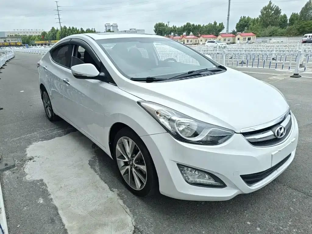 Hyundai Elantra 2015 1.6L Automatic Premium Edition — миниатюра 4