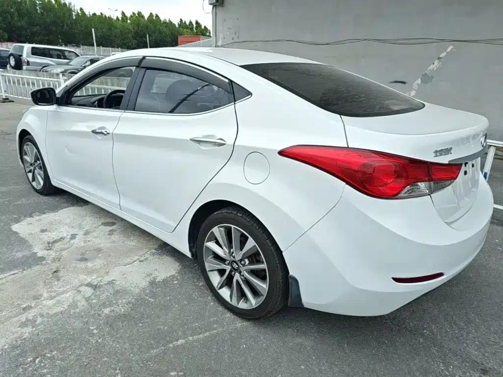 Hyundai Elantra 2015 1.6L Automatic Premium Edition — миниатюра 5