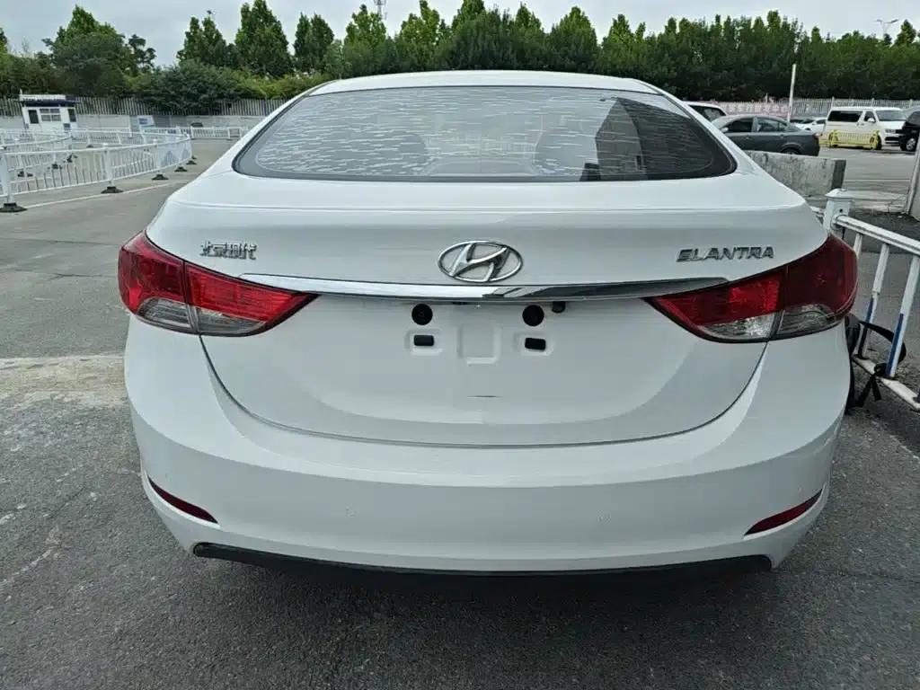 Hyundai Elantra 2015 1.6L Automatic Premium Edition — миниатюра 6