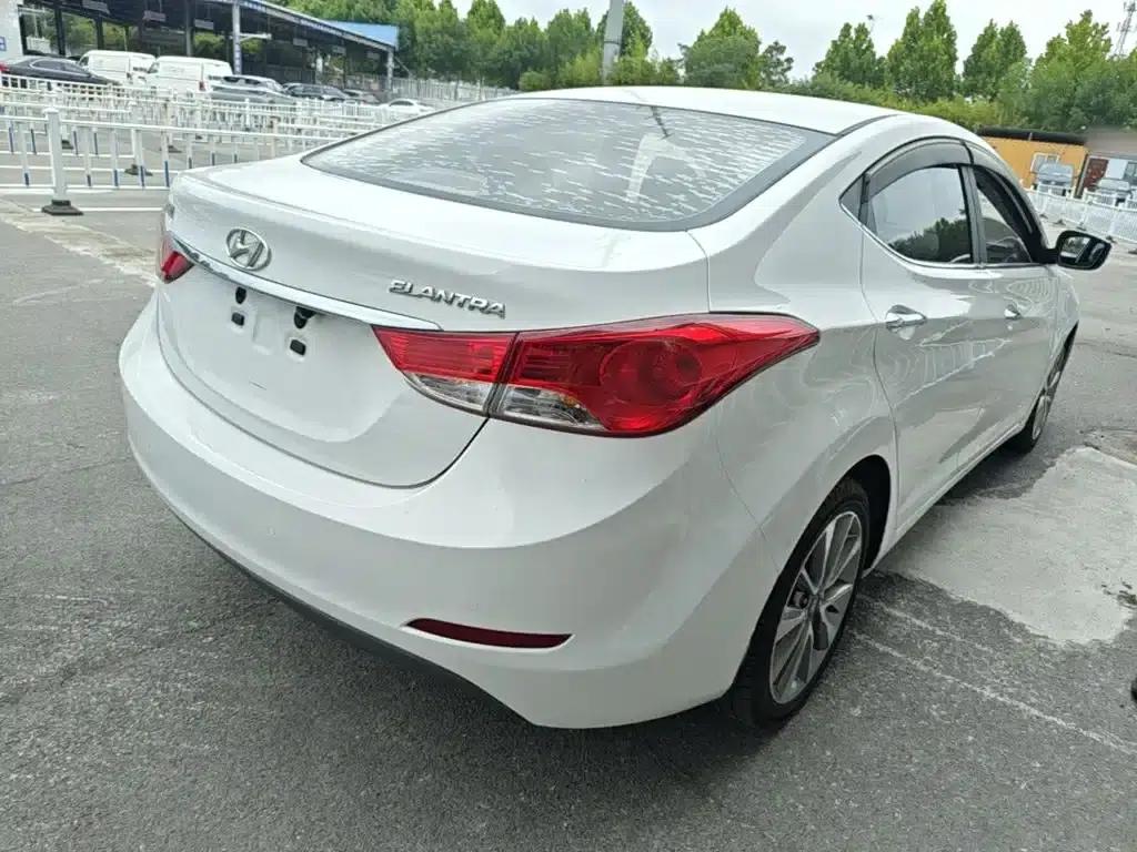 Hyundai Elantra 2015 1.6L Automatic Premium Edition — миниатюра 7