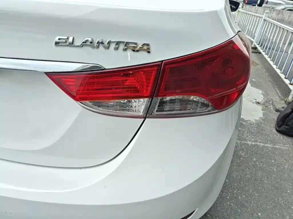 Hyundai Elantra 2015 1.6L Automatic Premium Edition — миниатюра 8
