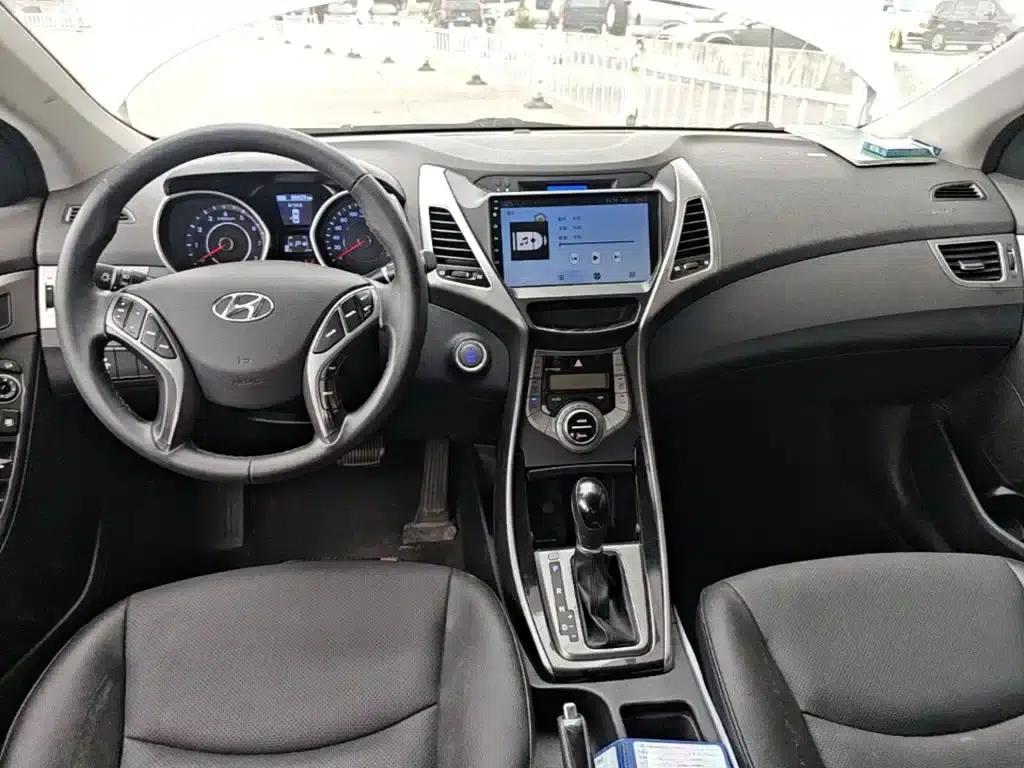 Hyundai Elantra 2015 1.6L Automatic Premium Edition — миниатюра 10