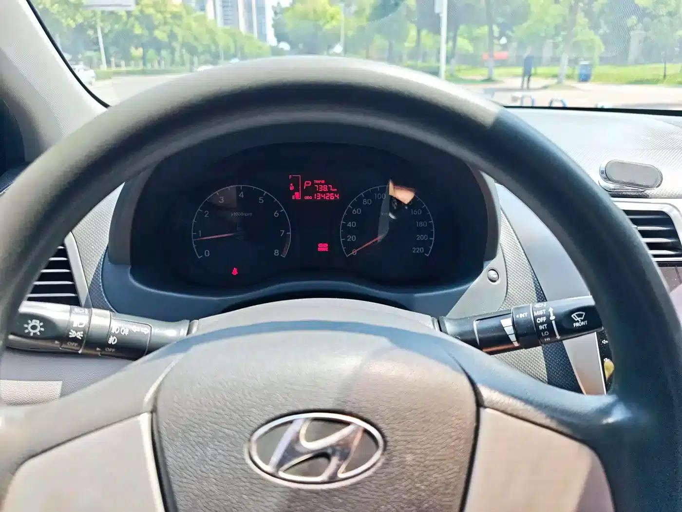 2013 Hyundai Reina Sedan 1.4L Automatic Standard GL — миниатюра 20