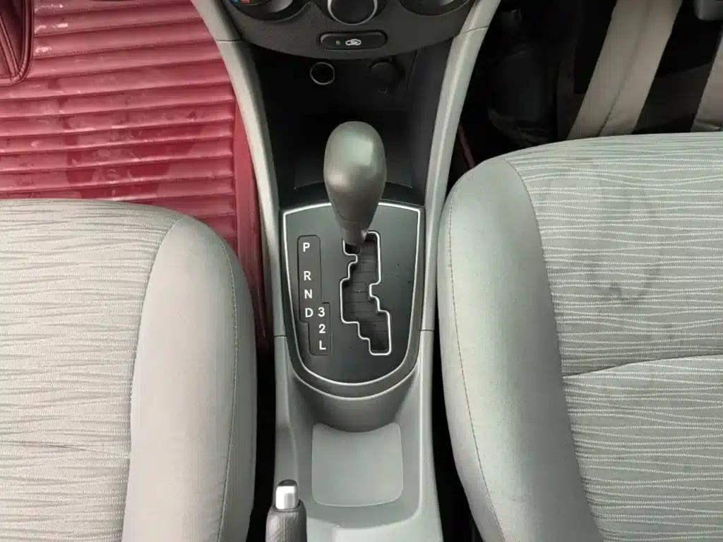 2014 Hyundai Reina 1.4L Automatic Intelligent GLS — миниатюра 14