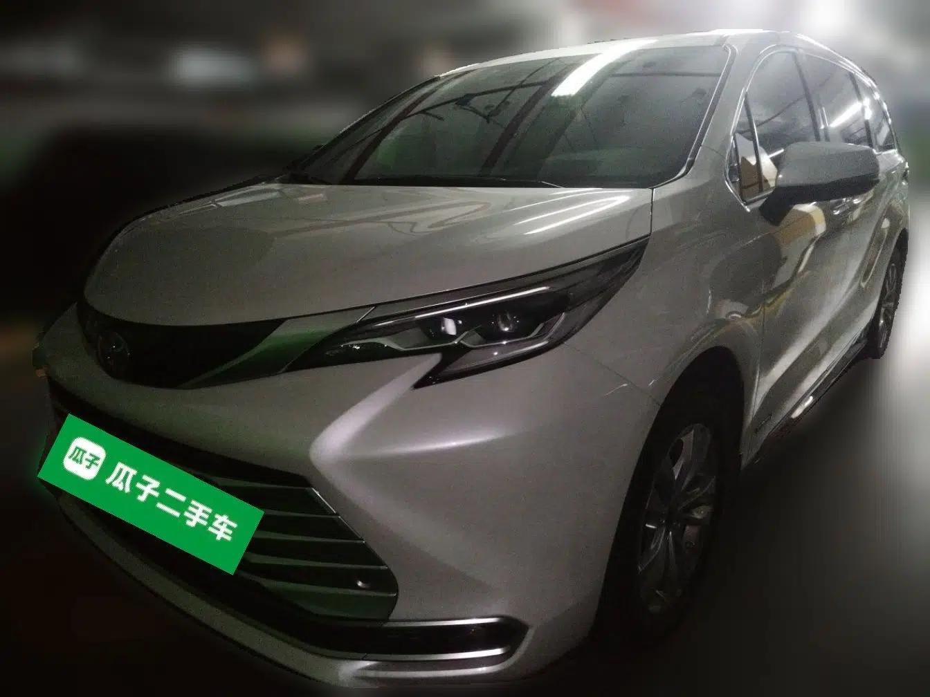 Toyota SIENNA 2021 2.5L Hybrid Platinum Edition — миниатюра 1