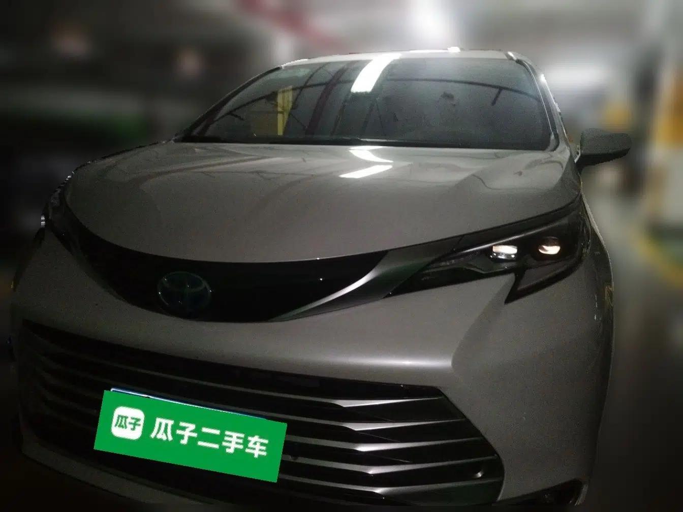 Toyota SIENNA 2021 2.5L Hybrid Platinum Edition — миниатюра 2