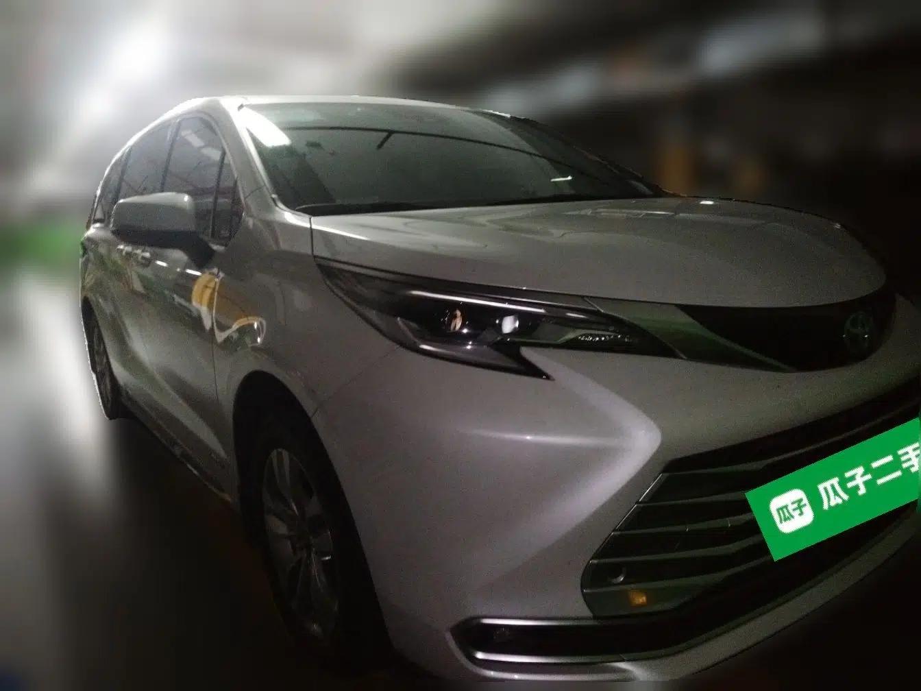 Toyota SIENNA 2021 2.5L Hybrid Platinum Edition — миниатюра 3