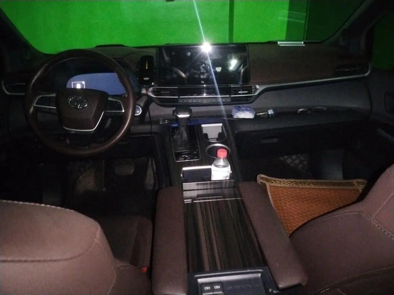Toyota SIENNA 2021 2.5L Hybrid Platinum Edition — миниатюра 9