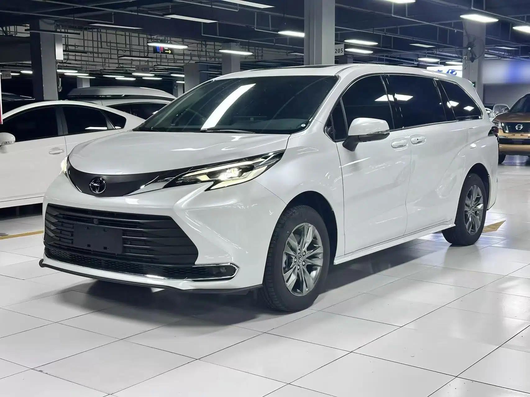 Toyota SIENNA 2027 Model 2.5L Dual-Engine Two-Wheel-Drive Comfort Edition — миниатюра 1