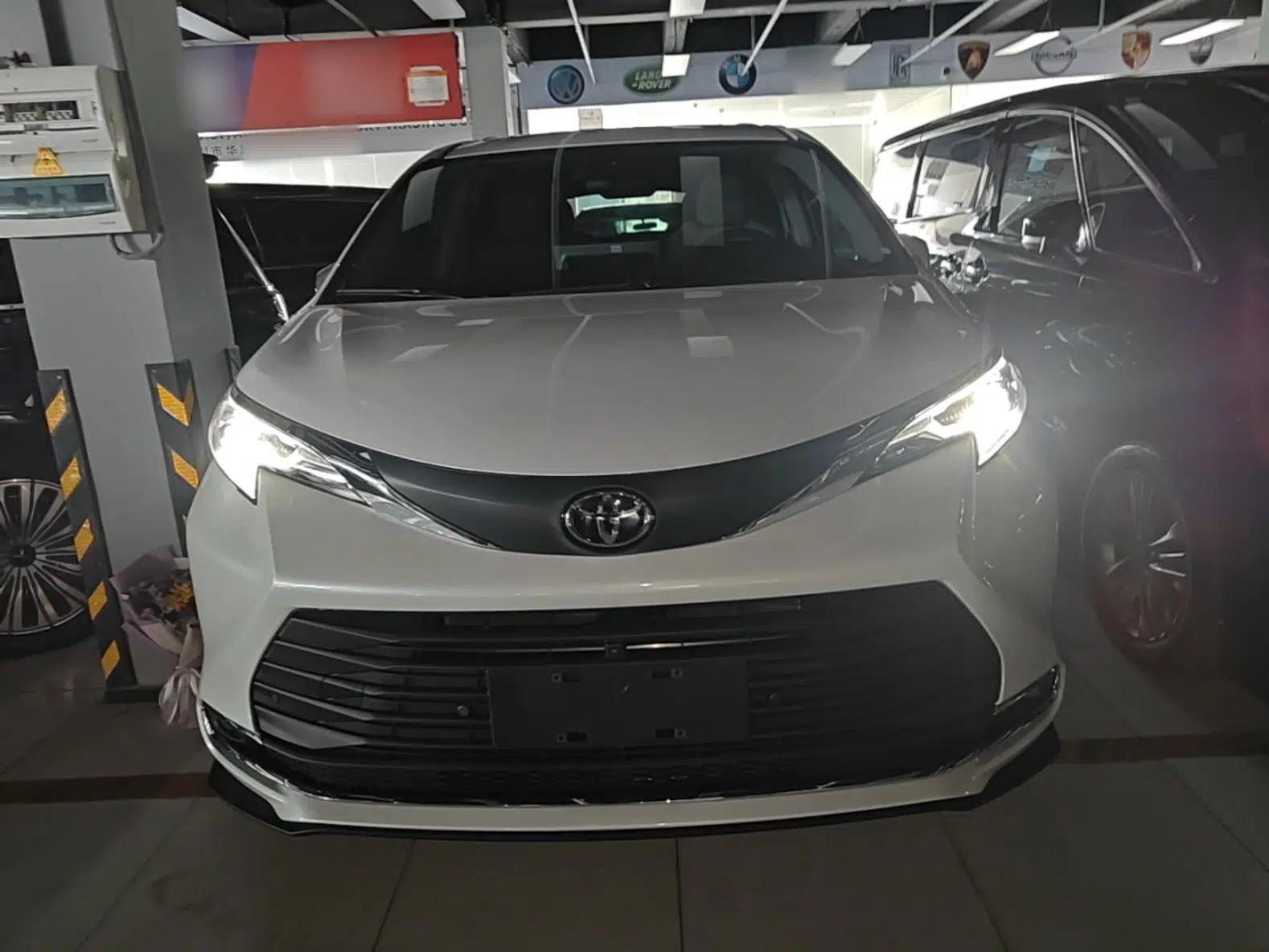 Toyota SIENNA 2027 Model 2.5L Dual-Engine Two-Wheel-Drive Comfort Edition — миниатюра 2