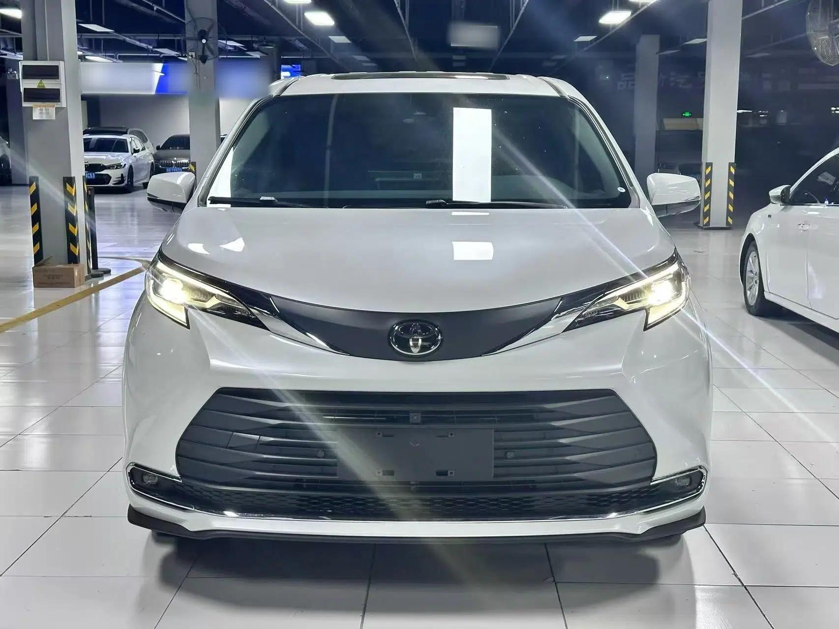 Toyota SIENNA 2027 Model 2.5L Dual-Engine Two-Wheel-Drive Comfort Edition — миниатюра 12