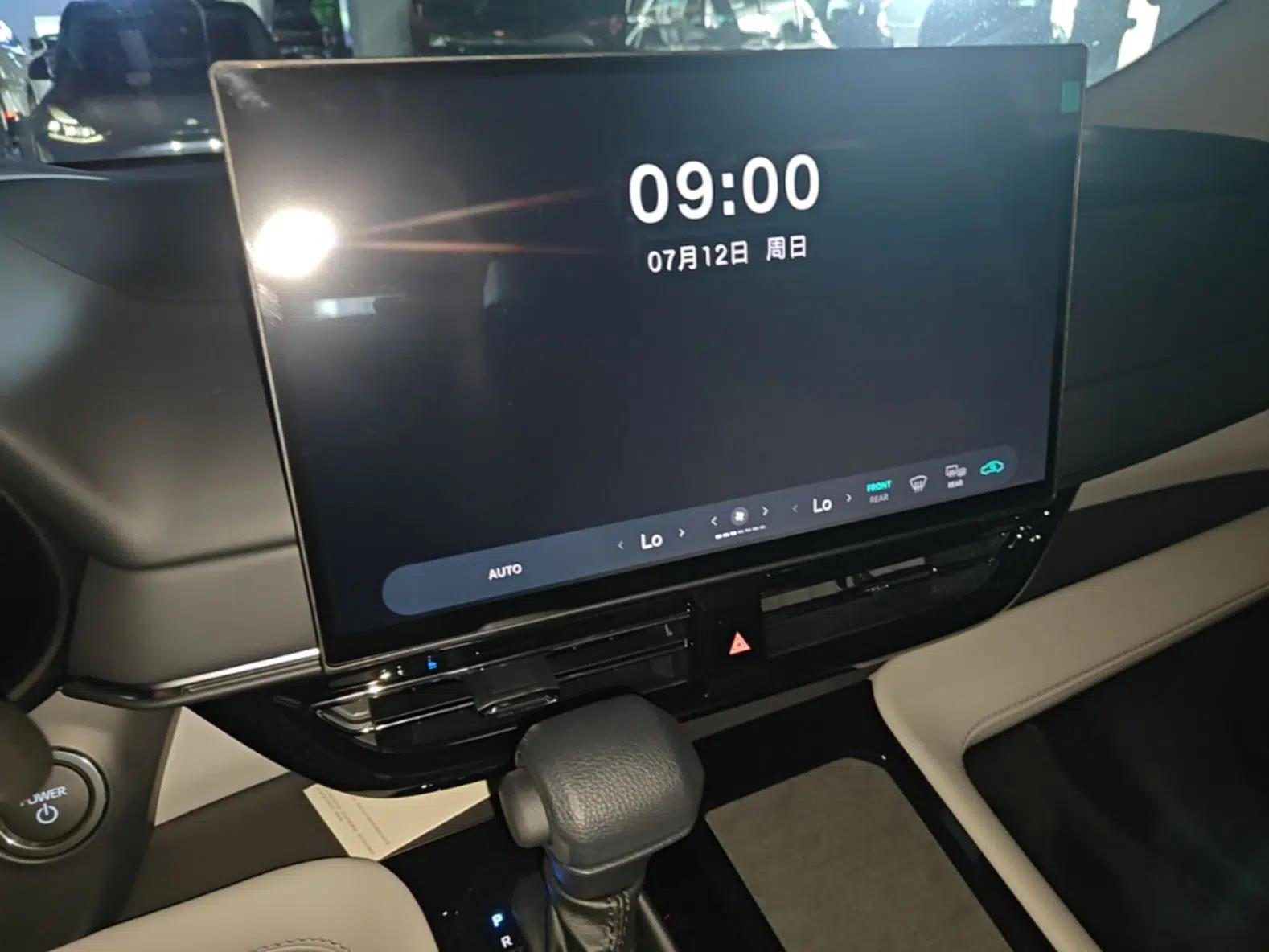 Toyota SIENNA 2027 Model 2.5L Dual-Engine Two-Wheel-Drive Comfort Edition — миниатюра 20