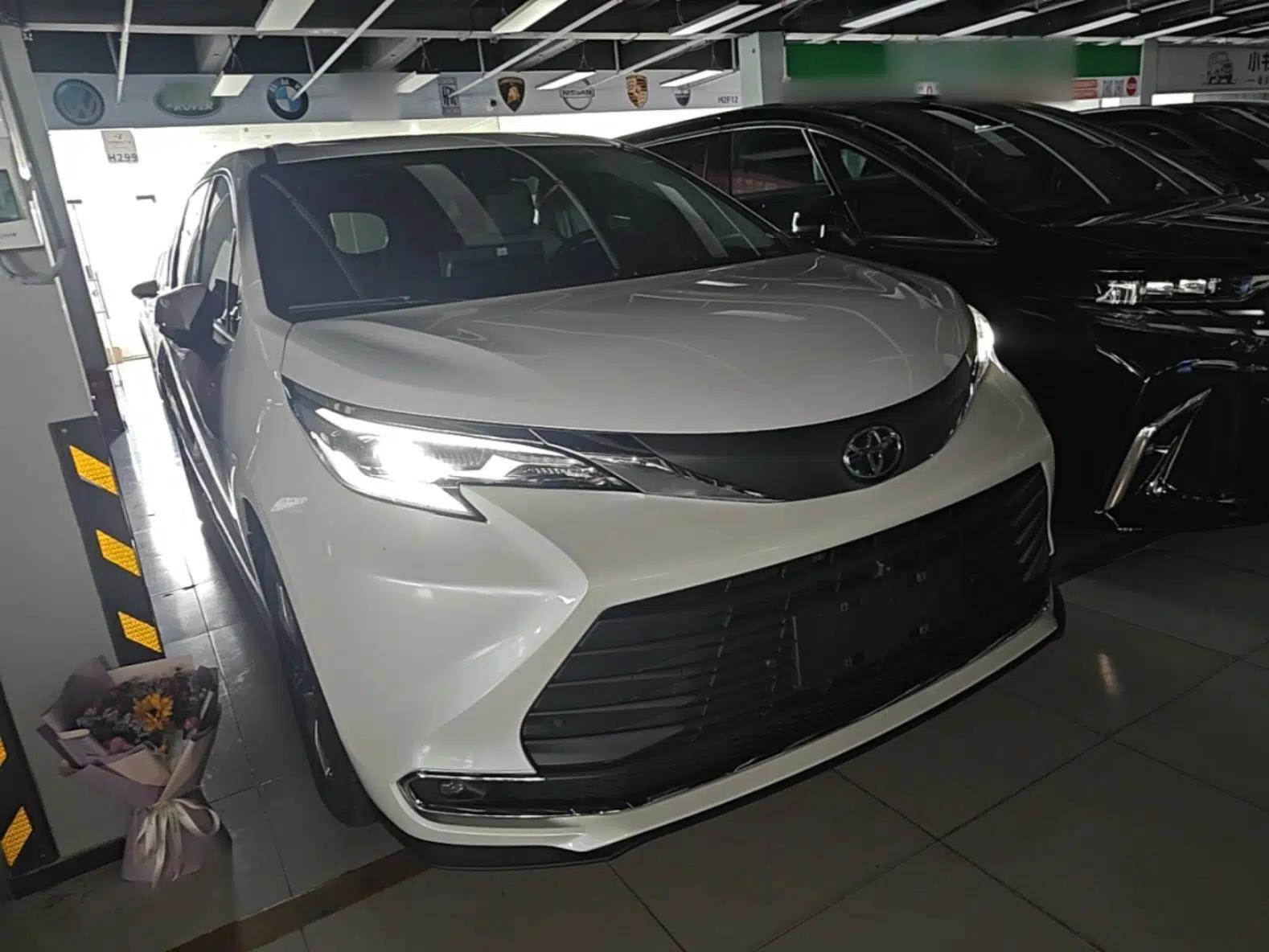 Toyota SIENNA 2027 Model 2.5L Dual-Engine Two-Wheel-Drive Comfort Edition — миниатюра 3