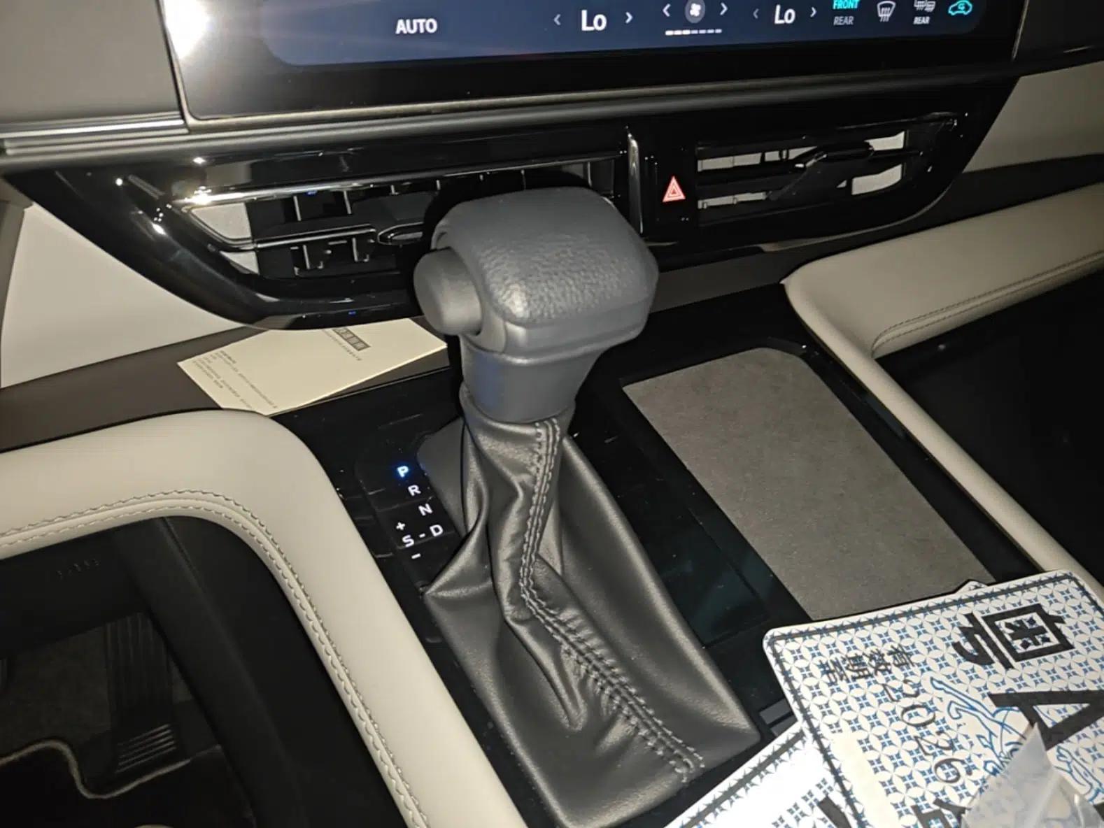 Toyota SIENNA 2027 Model 2.5L Dual-Engine Two-Wheel-Drive Comfort Edition — миниатюра 21