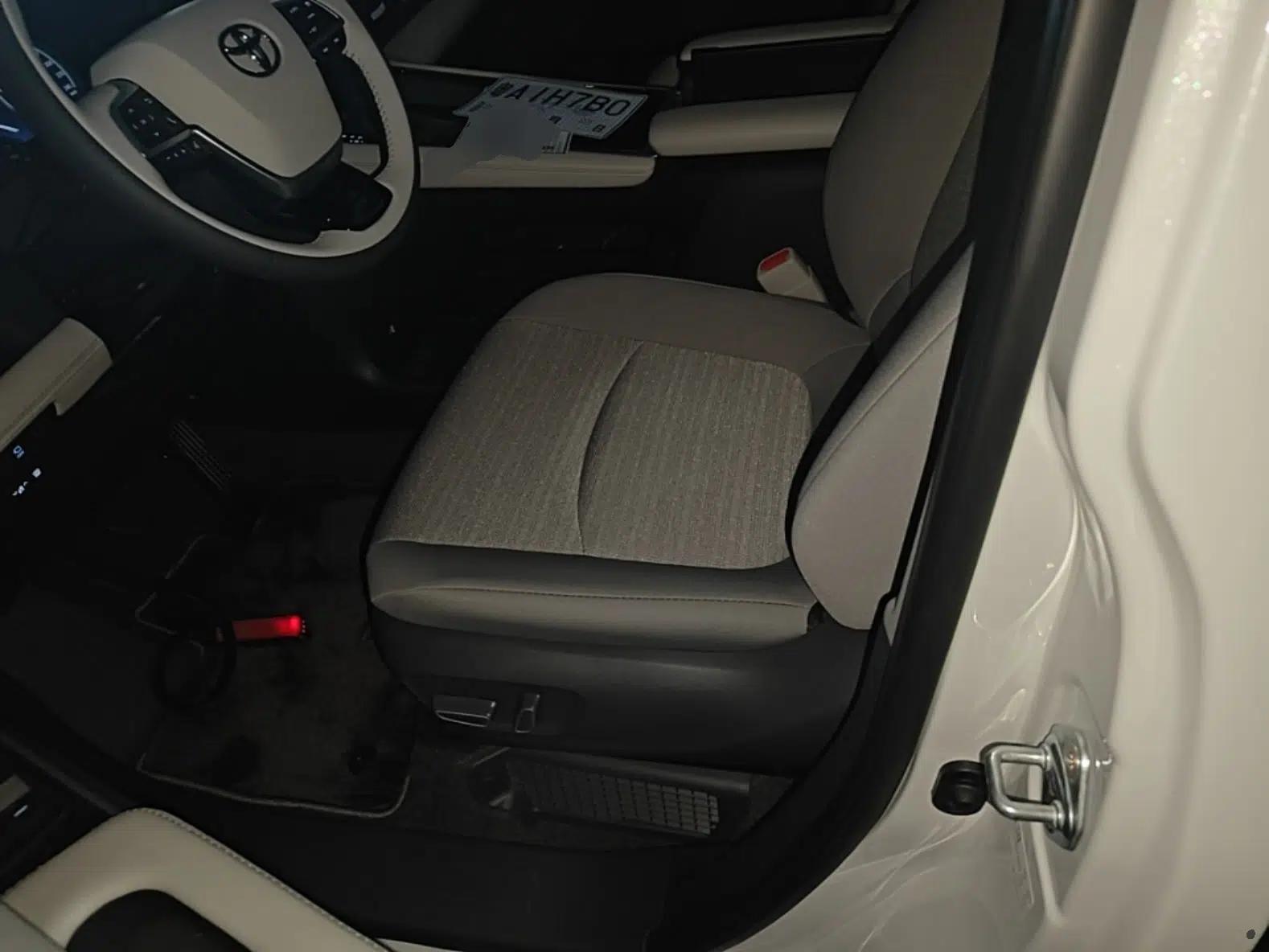 Toyota SIENNA 2027 Model 2.5L Dual-Engine Two-Wheel-Drive Comfort Edition — миниатюра 22