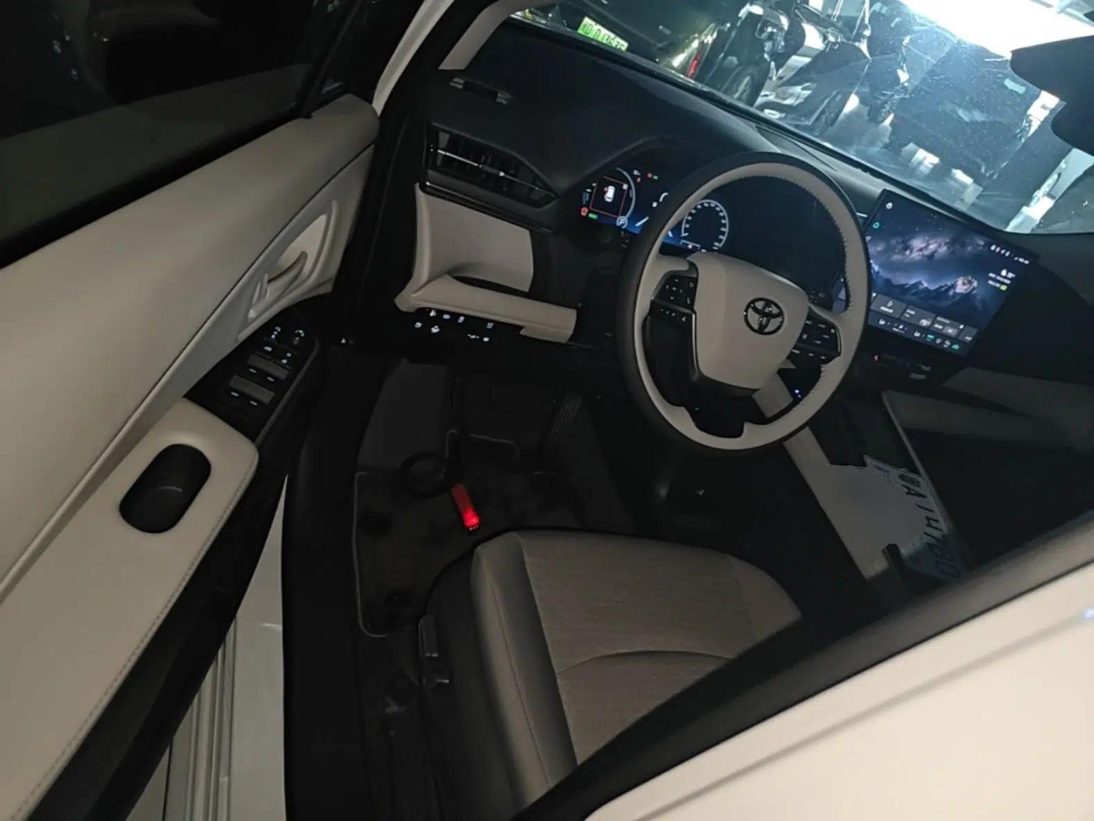 Toyota SIENNA 2027 Model 2.5L Dual-Engine Two-Wheel-Drive Comfort Edition — миниатюра 23
