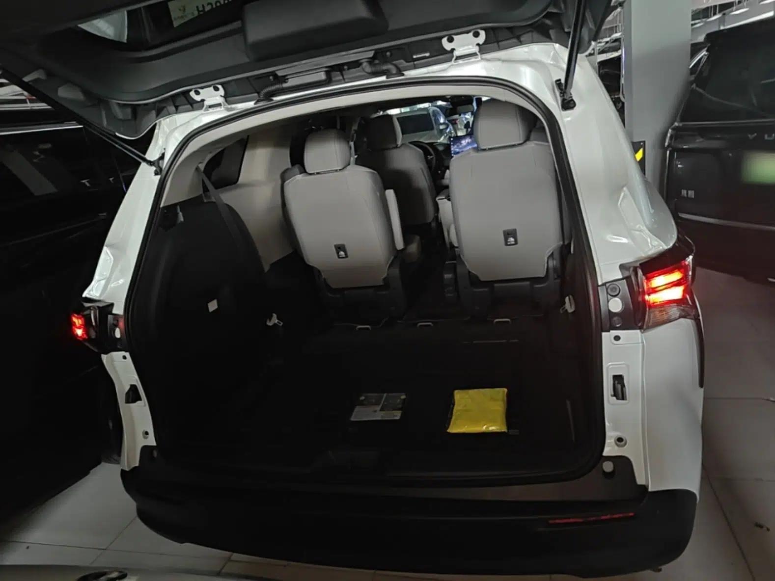 Toyota SIENNA 2027 Model 2.5L Dual-Engine Two-Wheel-Drive Comfort Edition — миниатюра 27