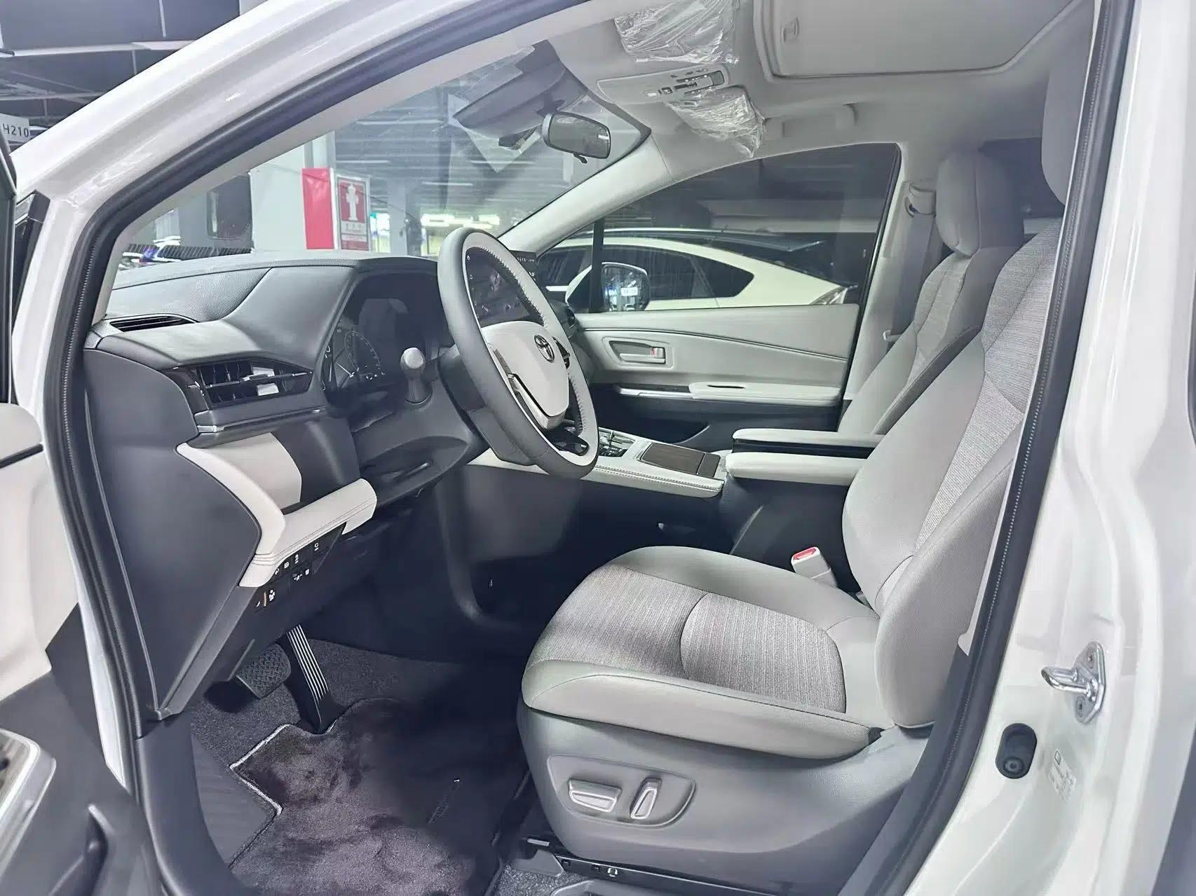 Toyota SIENNA 2027 Model 2.5L Dual-Engine Two-Wheel-Drive Comfort Edition — миниатюра 30