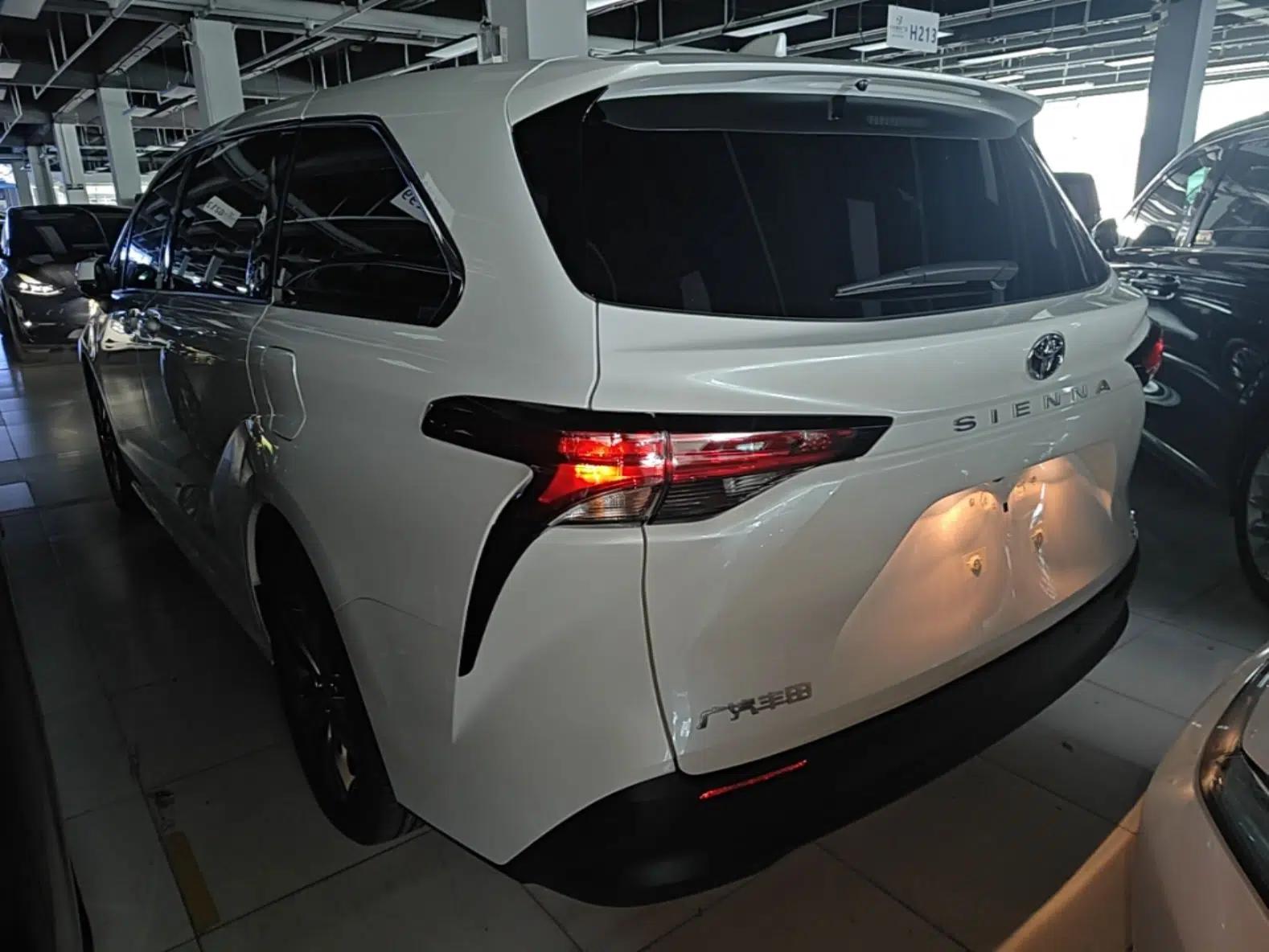 Toyota SIENNA 2027 Model 2.5L Dual-Engine Two-Wheel-Drive Comfort Edition — миниатюра 4