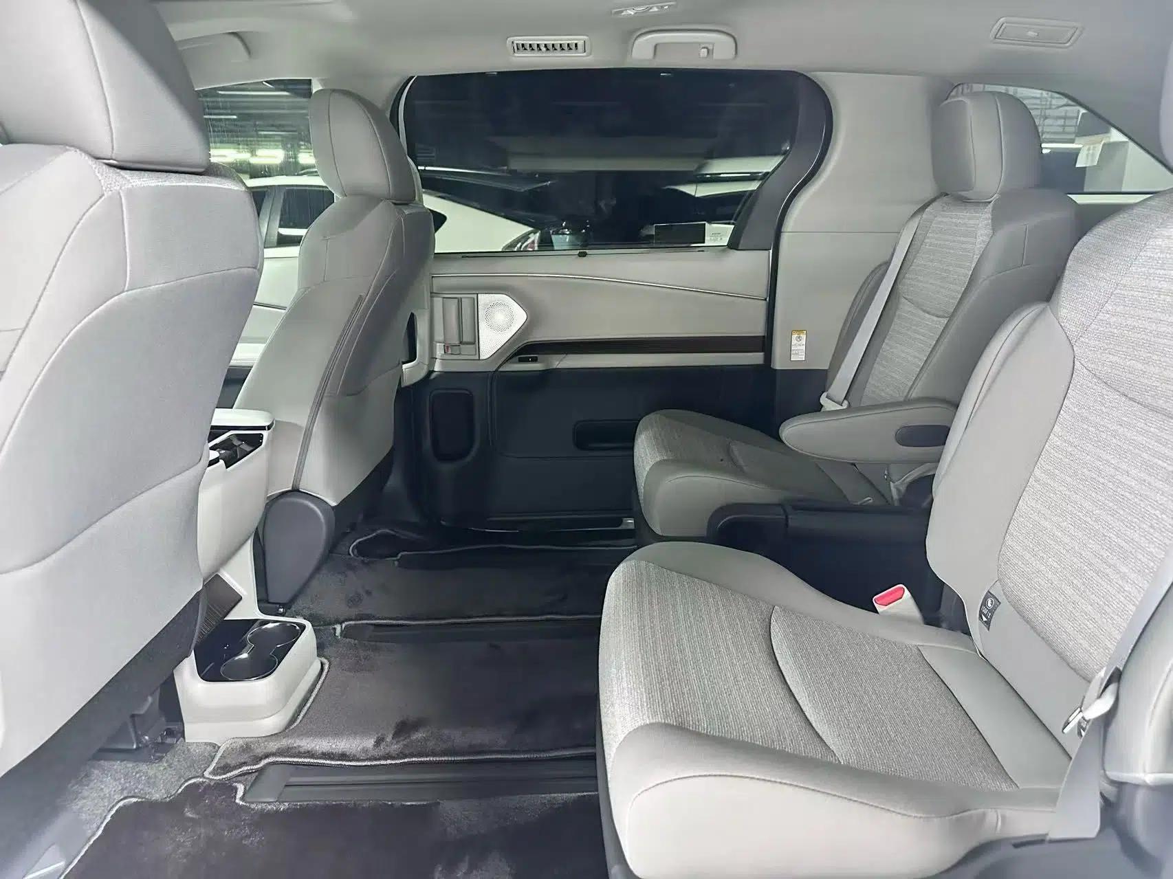 Toyota SIENNA 2027 Model 2.5L Dual-Engine Two-Wheel-Drive Comfort Edition — миниатюра 31