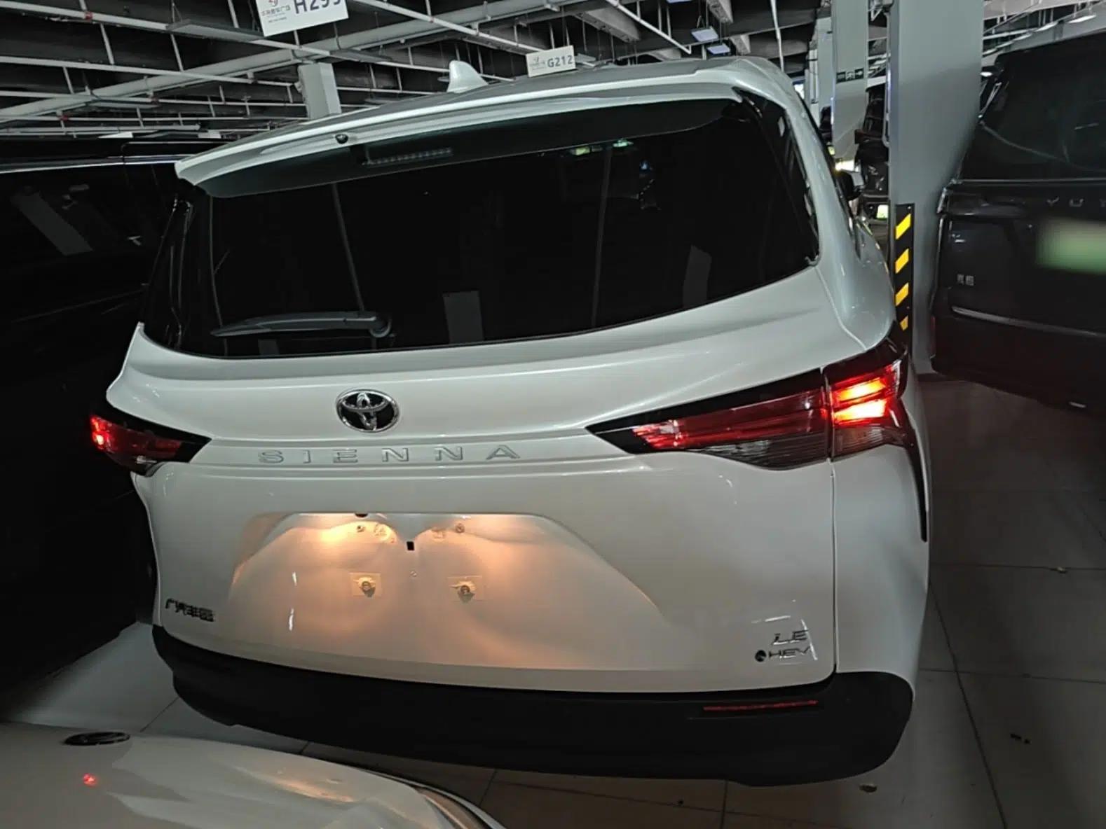 Toyota SIENNA 2027 Model 2.5L Dual-Engine Two-Wheel-Drive Comfort Edition — миниатюра 5