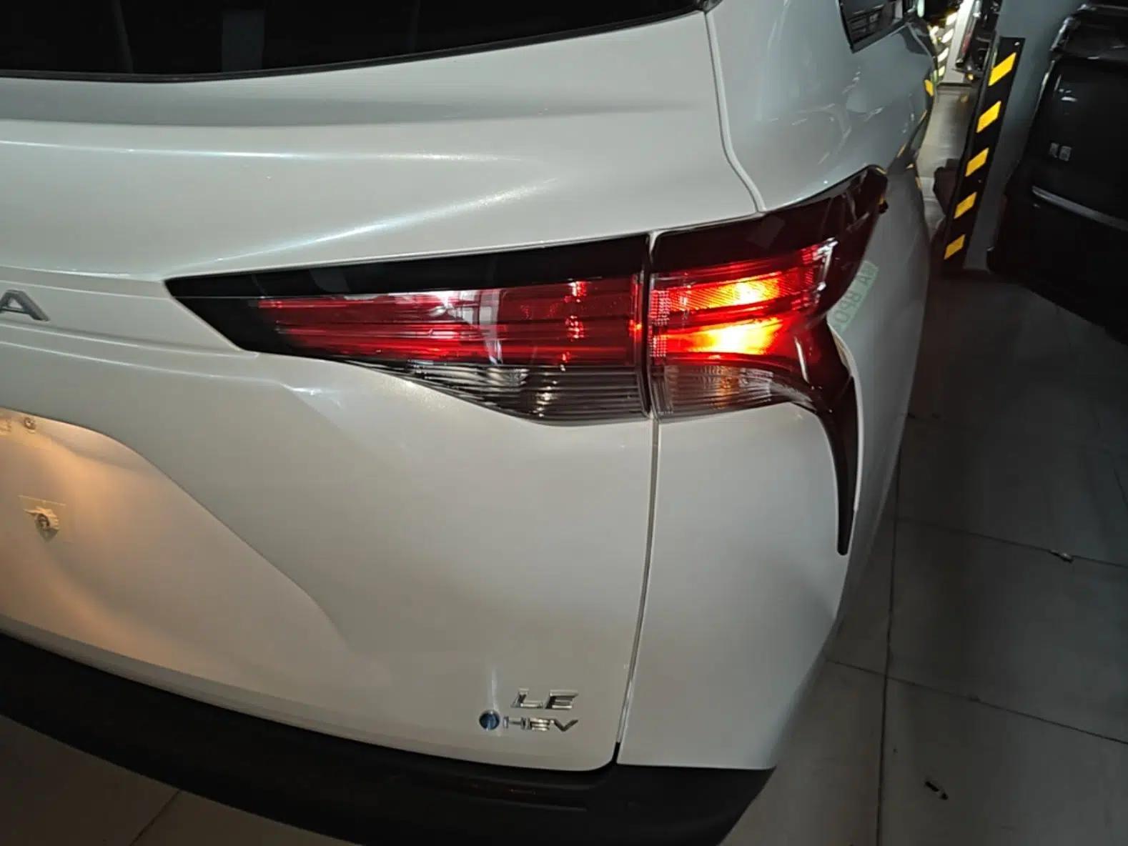 Toyota SIENNA 2027 Model 2.5L Dual-Engine Two-Wheel-Drive Comfort Edition — миниатюра 9