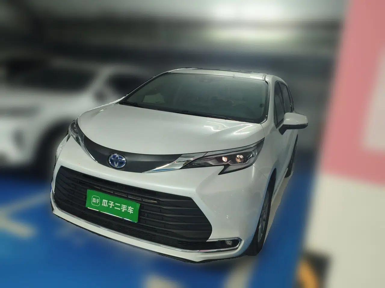 Toyota SIENNA 2023 2.5L Hybrid Comfort Edition — миниатюра 1