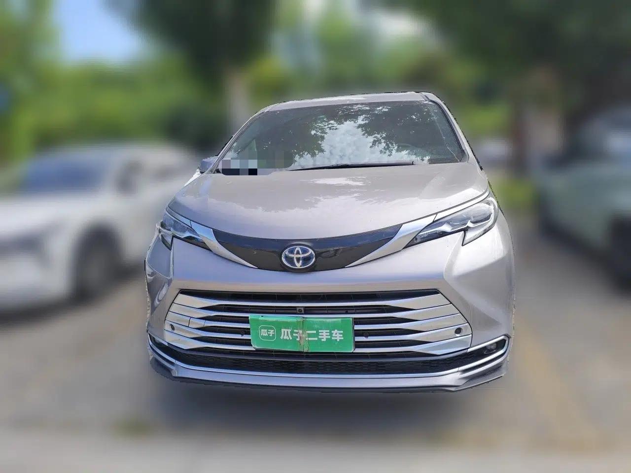Toyota SIENNA 2021 2.5L Hybrid Platinum Edition — миниатюра 2