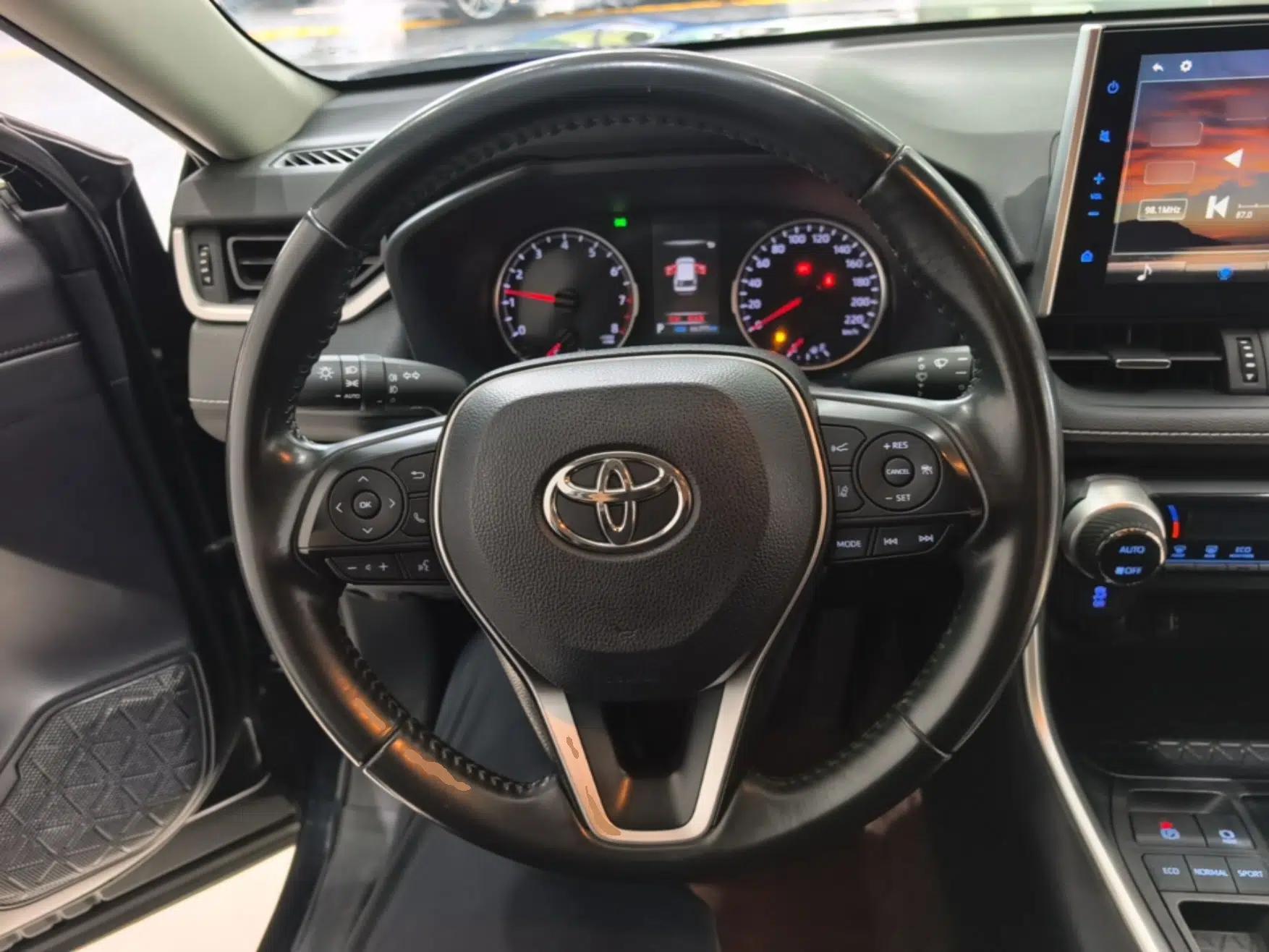 Toyota Wildlander 2022 2.0L CVT Two-Wheel Drive Luxury PLUS Edition — миниатюра 13