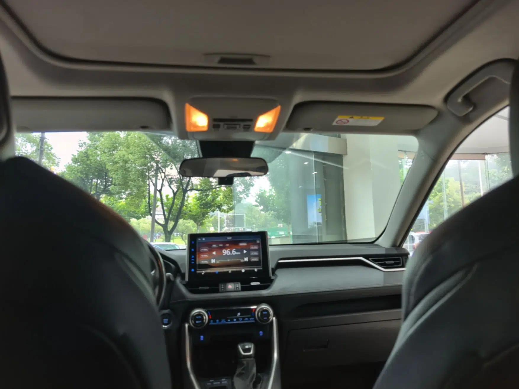 Toyota Wildlander 2022 2.0L CVT Two-Wheel Drive Luxury PLUS Edition — миниатюра 21
