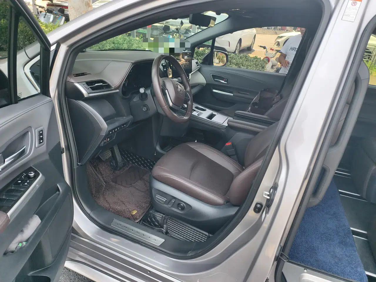 Toyota Granvia 2023 2.5L Hybrid Flagship VIP Edition — миниатюра 16