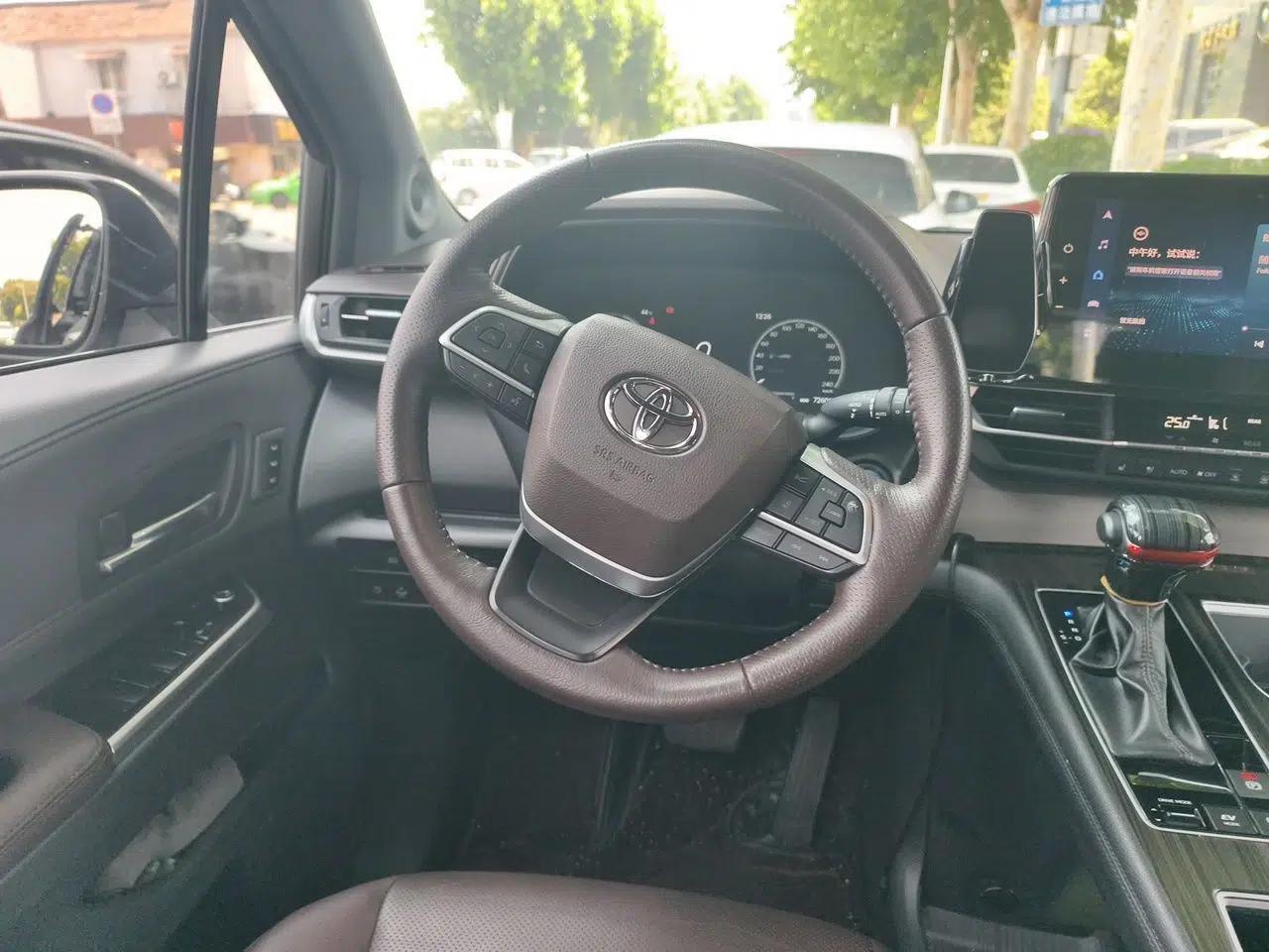 Toyota Granvia 2023 2.5L Hybrid Flagship VIP Edition — миниатюра 10