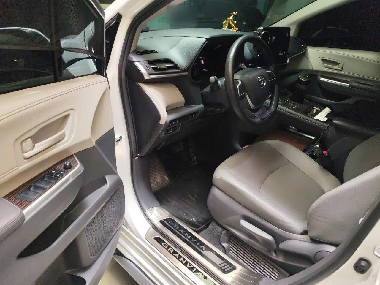 Toyota Granvia 2023 2.5L Hybrid Luxury Edition — миниатюра 16