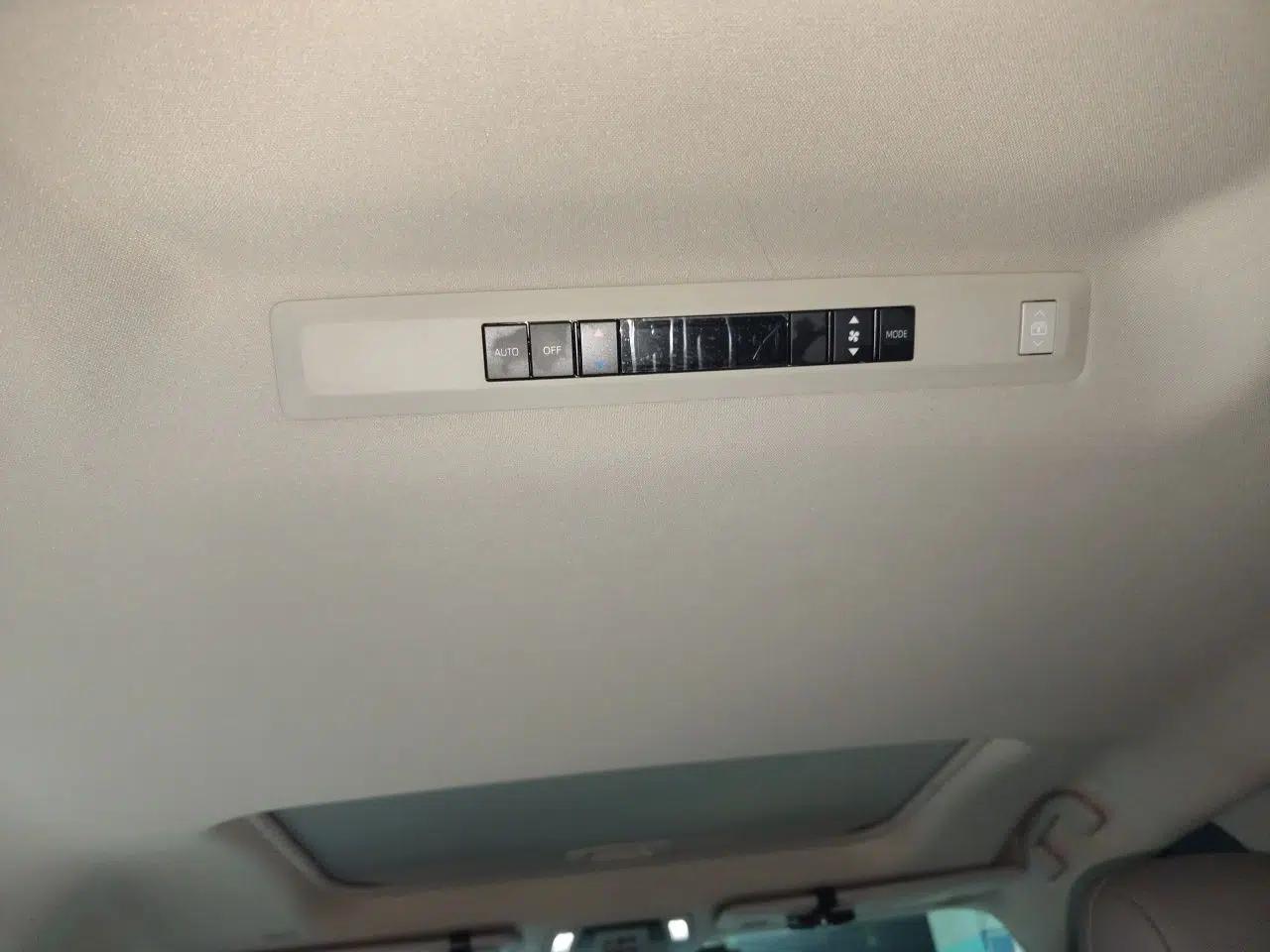 Toyota Granvia 2023 2.5L Hybrid Luxury Edition — миниатюра 18