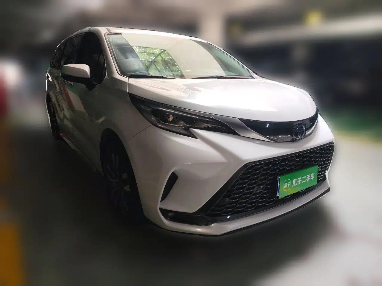Toyota Granvia 2023 2.5L Hybrid Luxury Edition — миниатюра 3