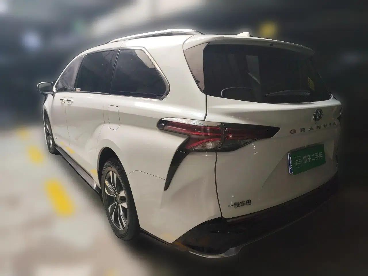 Toyota Granvia 2023 2.5L Hybrid Luxury Edition — миниатюра 4