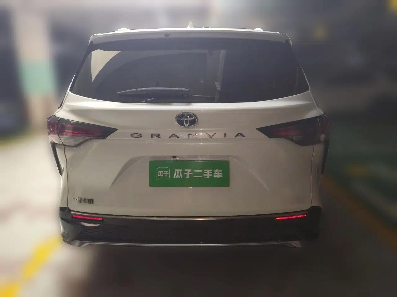 Toyota Granvia 2023 2.5L Hybrid Luxury Edition — миниатюра 5