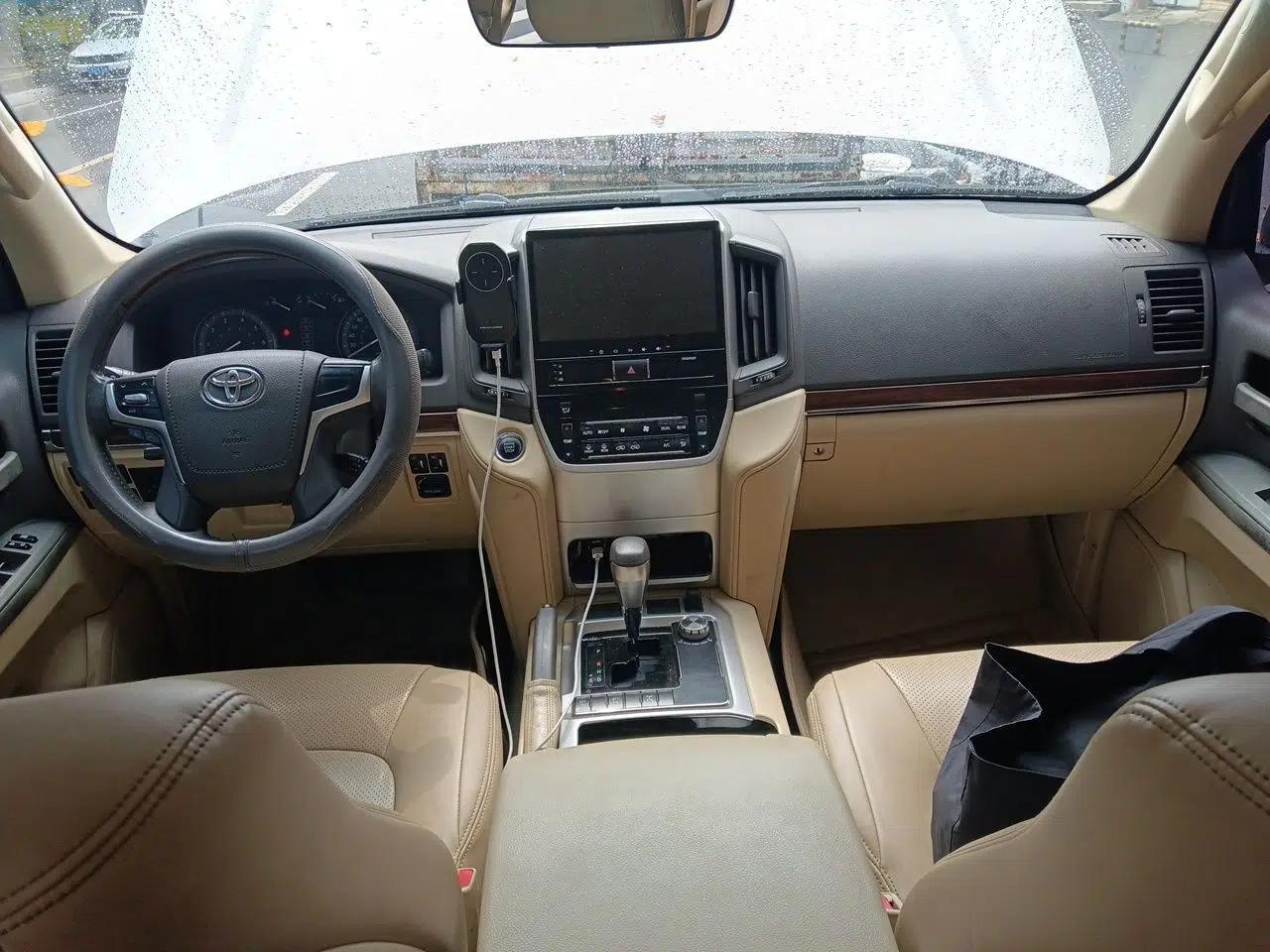 Toyota Land Cruiser 2015 4.0L V6 Middle East Limited Edition — миниатюра 9