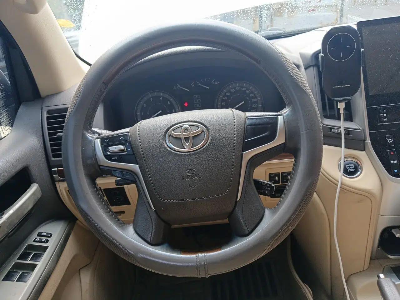 Toyota Land Cruiser 2015 4.0L V6 Middle East Limited Edition — миниатюра 10