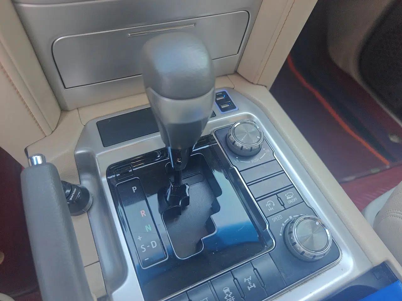 Toyota Land Cruiser Land Cruiser 4.0 Automatic Seven-Seater Middle East Parallel Import Gasoline — миниатюра 14