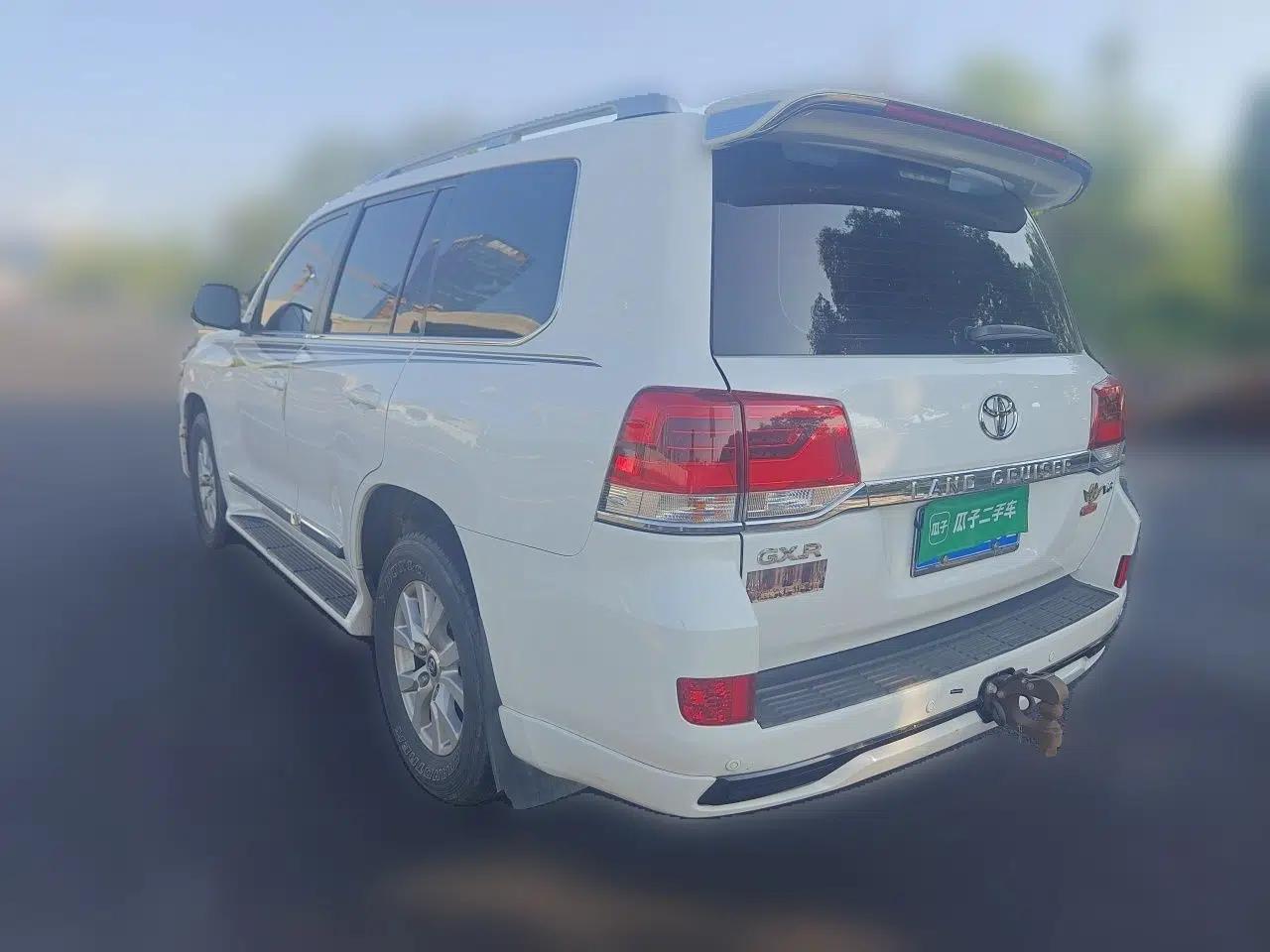 Toyota Land Cruiser Land Cruiser 4.0 Automatic Seven-Seater Middle East Parallel Import Gasoline — миниатюра 4