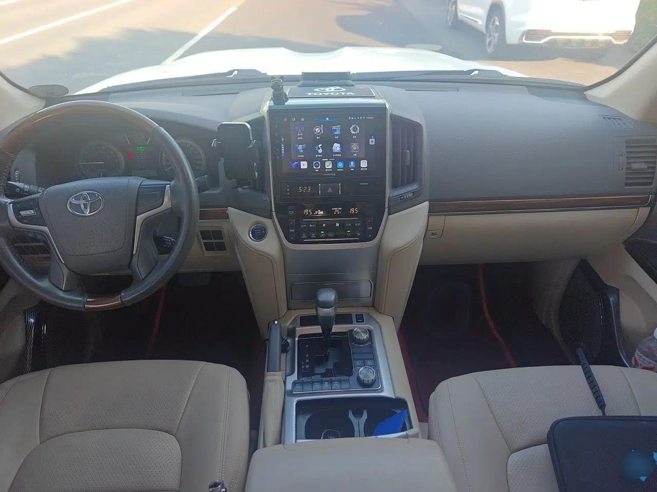 Toyota Land Cruiser Land Cruiser 4.0 Automatic Seven-Seater Middle East Parallel Import Gasoline — миниатюра 9