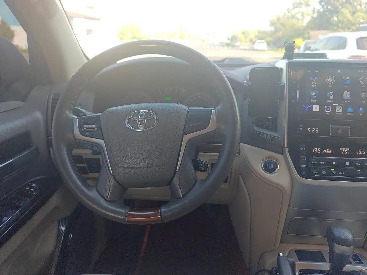 Toyota Land Cruiser Land Cruiser 4.0 Automatic Seven-Seater Middle East Parallel Import Gasoline — миниатюра 10