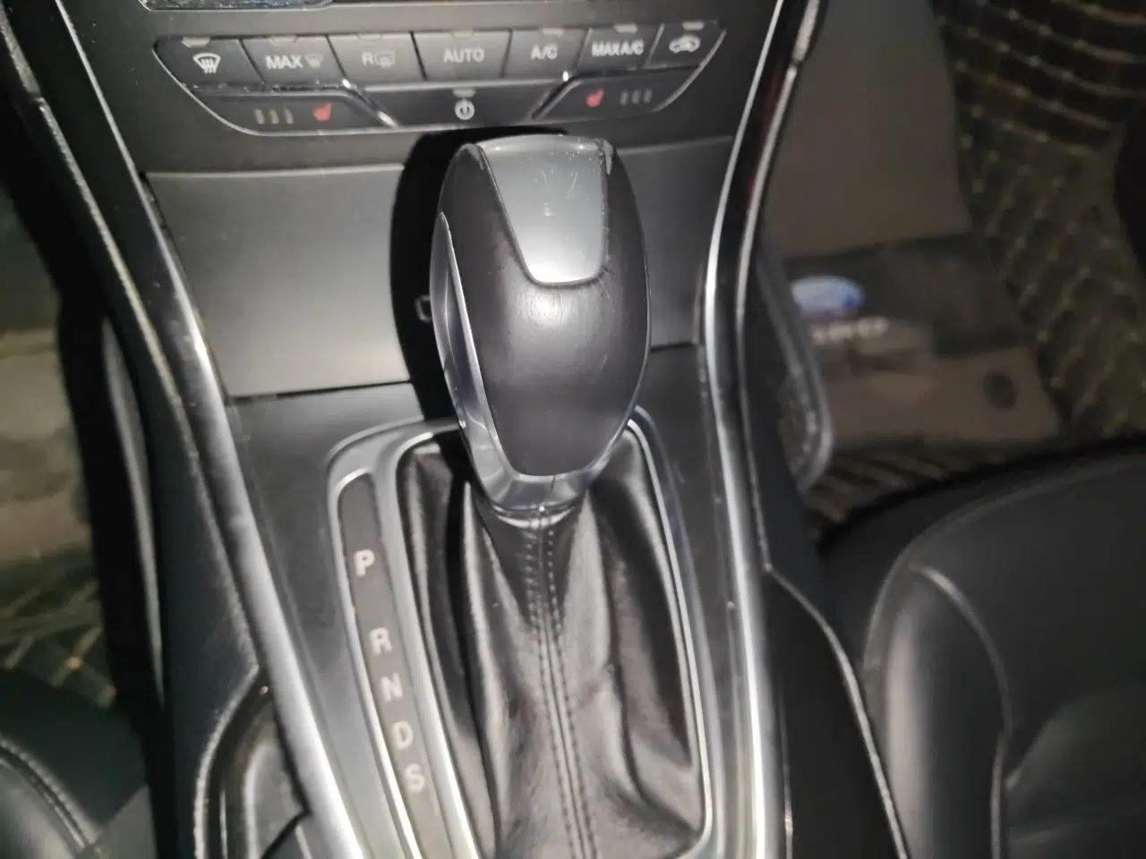 Ford Edge 2016 EcoBoost 245 Two-Wheel-Drive Titanium 7-Seater — миниатюра 14